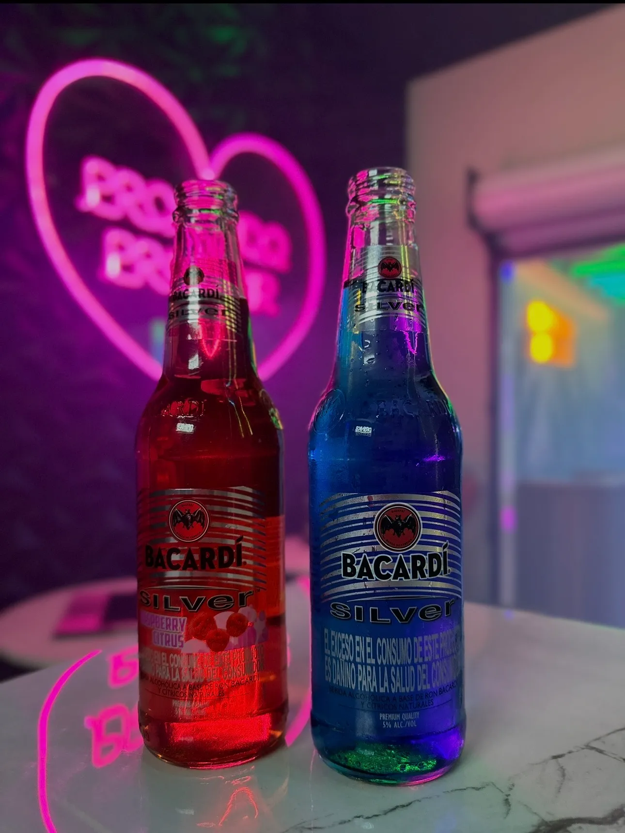 Botellas Bacardi Silver roja y azul con neon