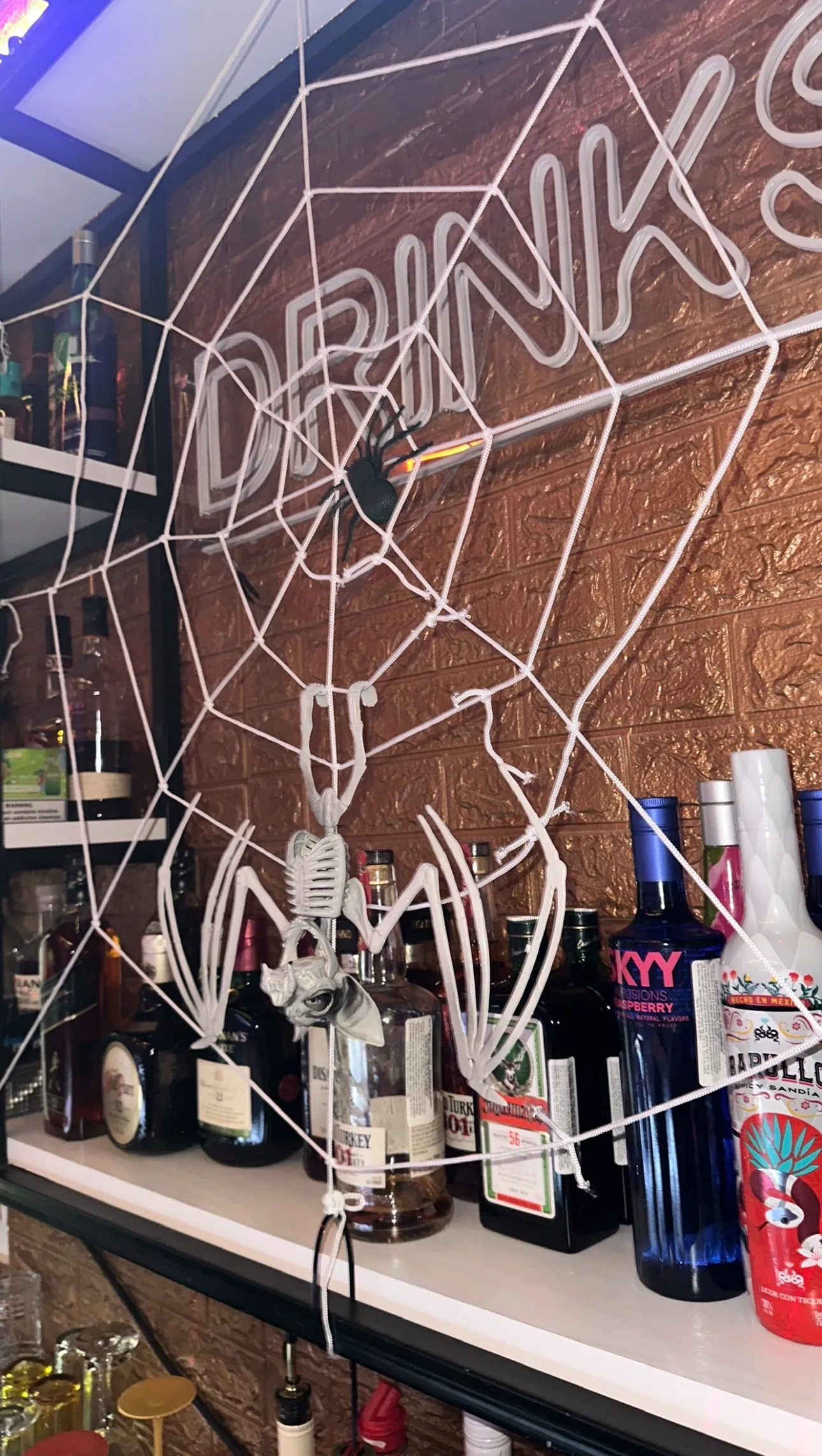 Barra decorada con telarañas para Halloween