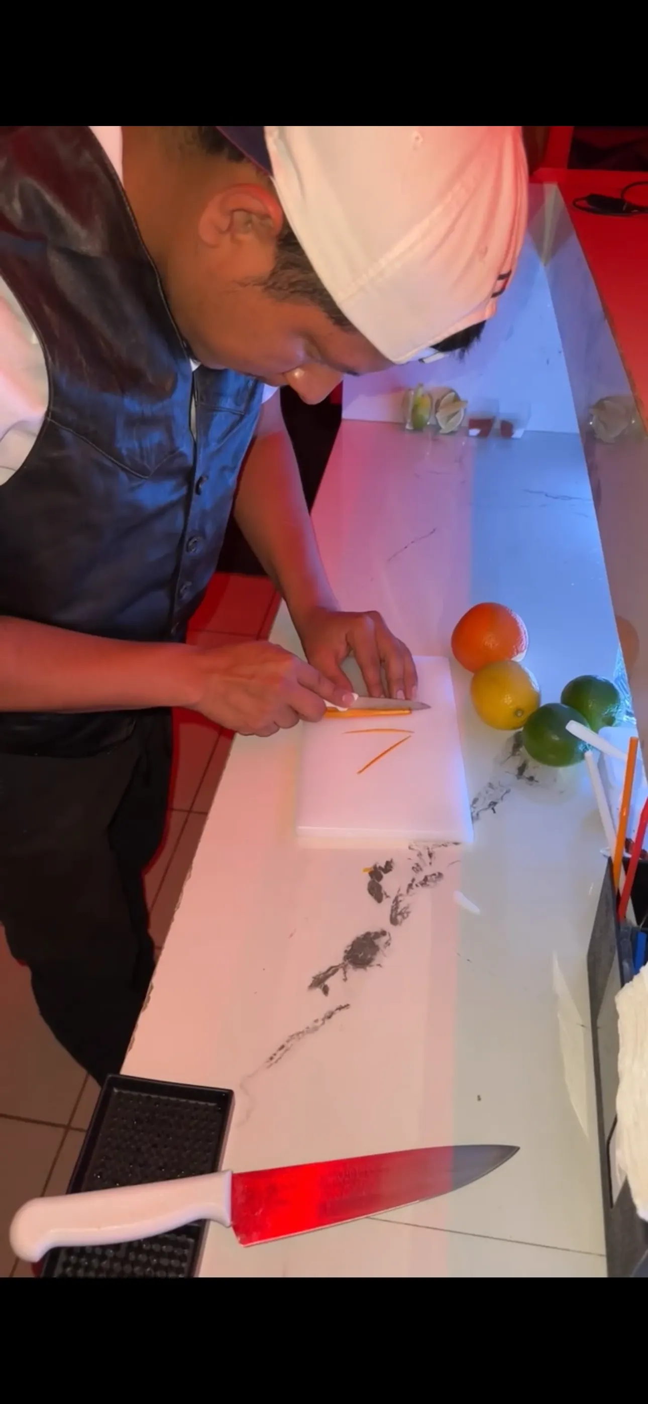 Bartender cortando cítricos para preparar cócteles