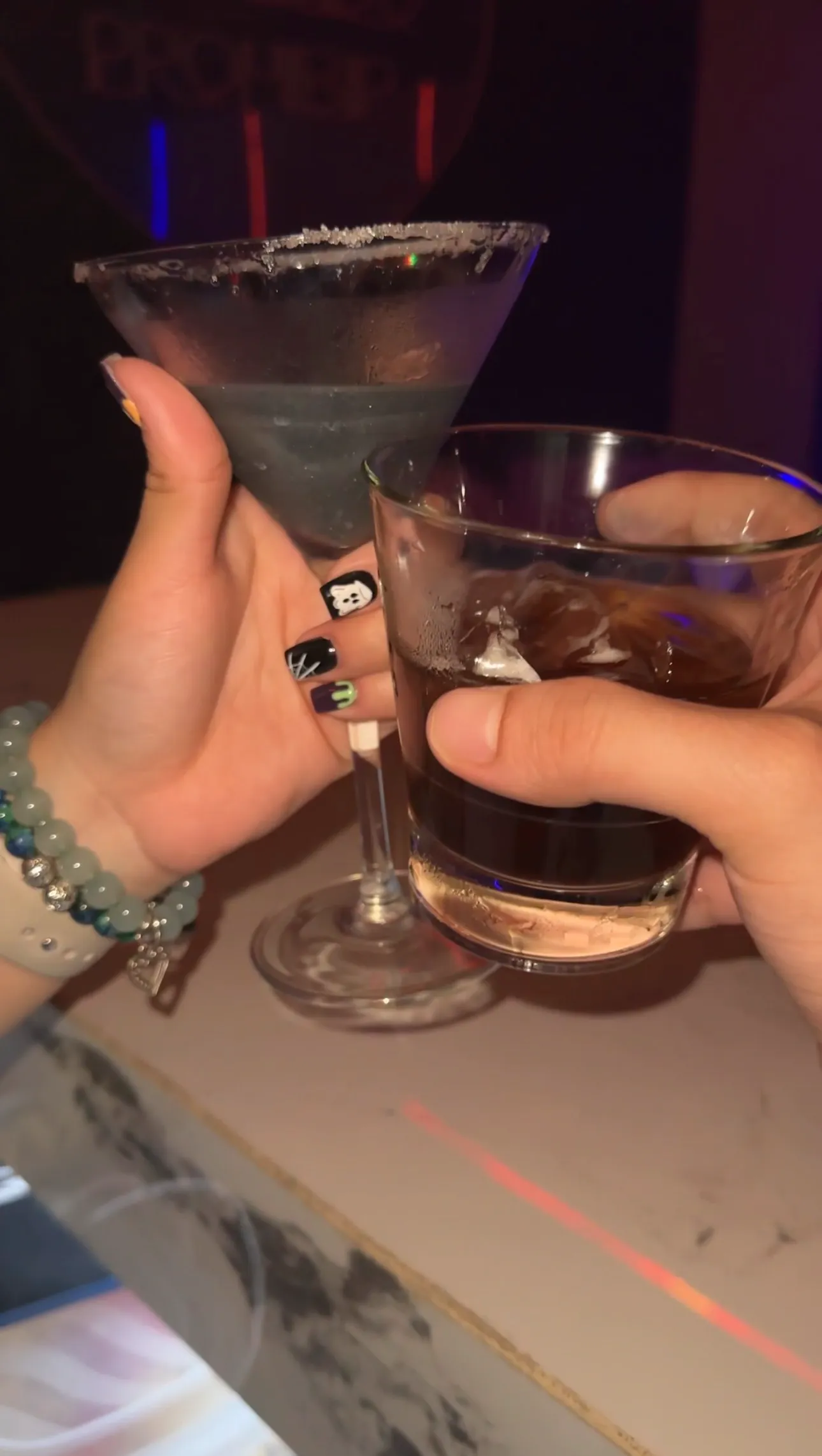 Brindis con martini y whiskey en el bar