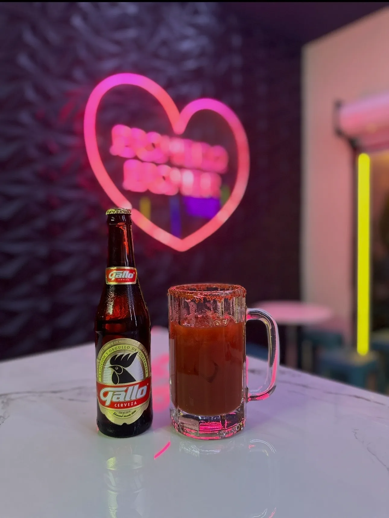 Cerveza Gallo con michelada en vaso escarchado