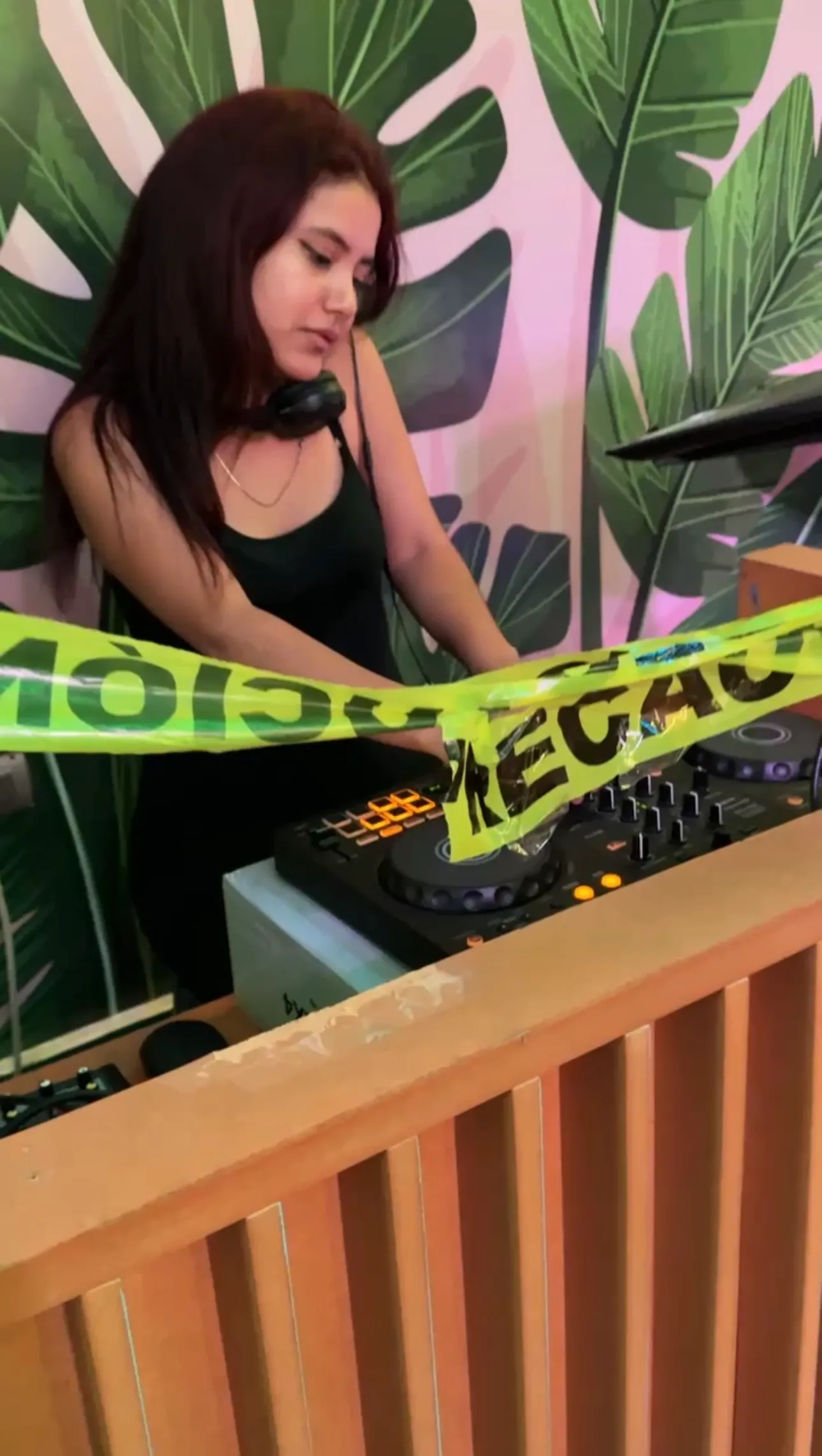 DJ Riish mezclando en Single's Bar