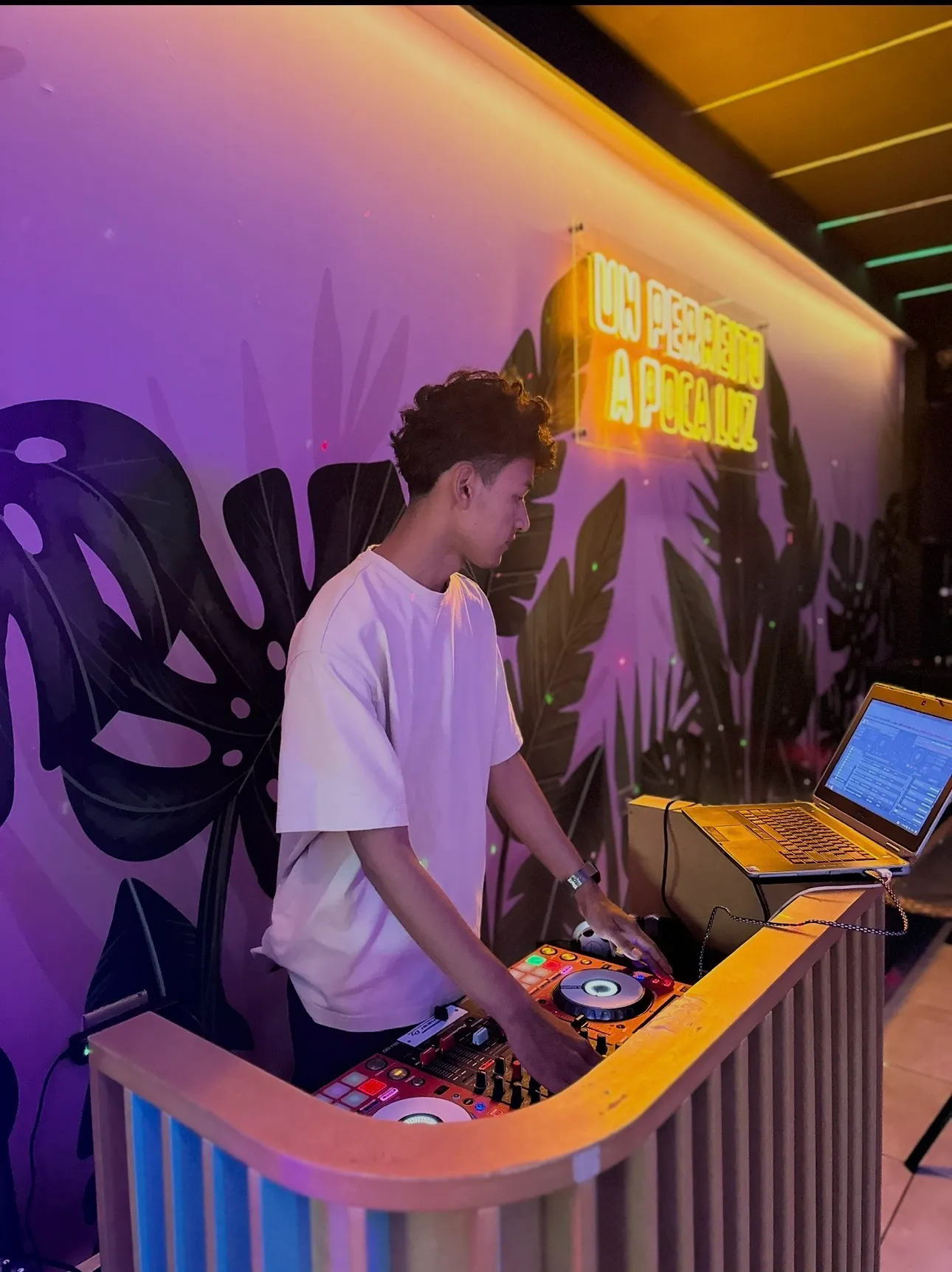 DJ OGX en la cabina con humo y luces rojas