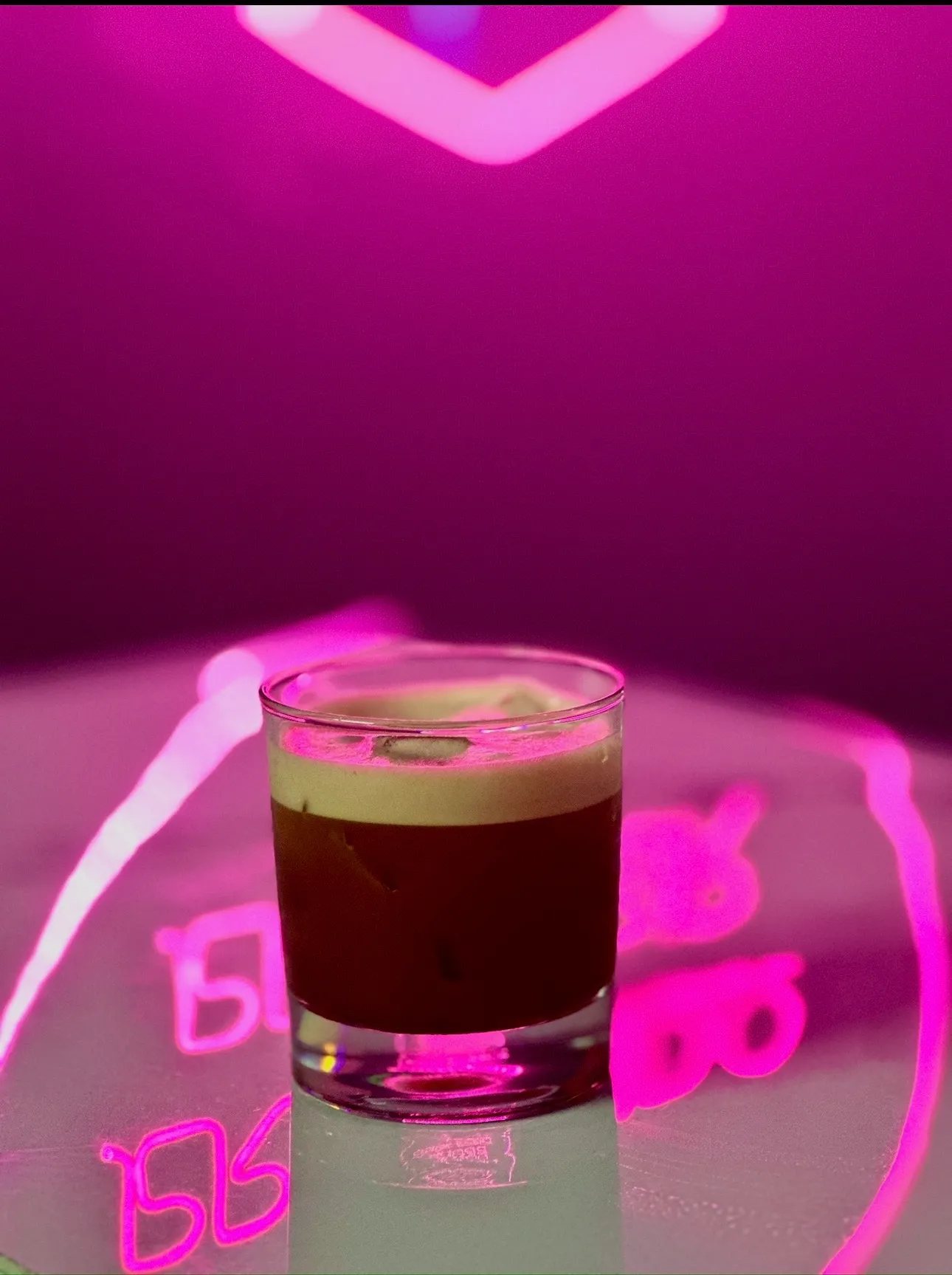 Espresso Martini con reflejo neon rosa
