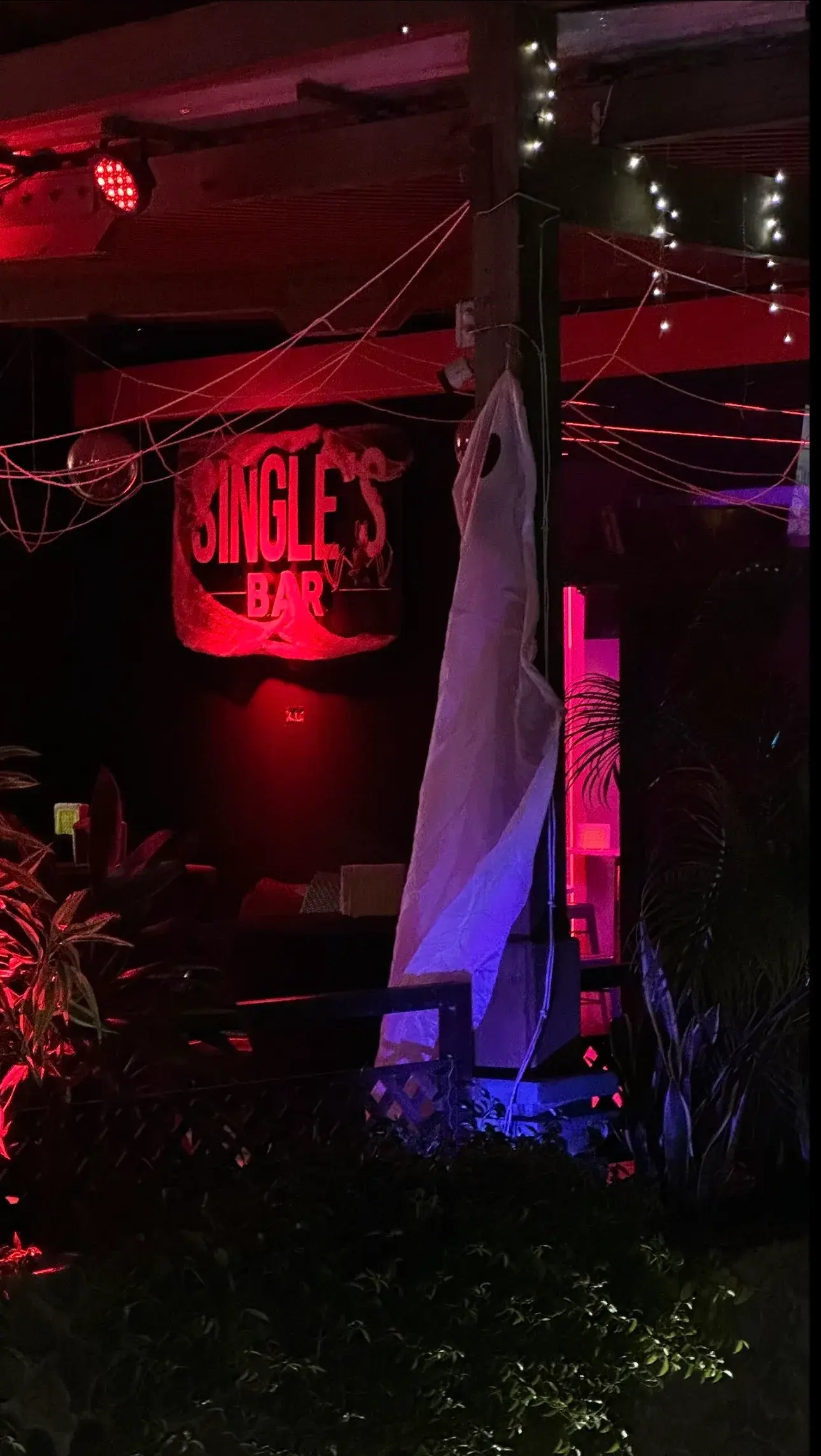 Exterior del bar decorado para Halloween