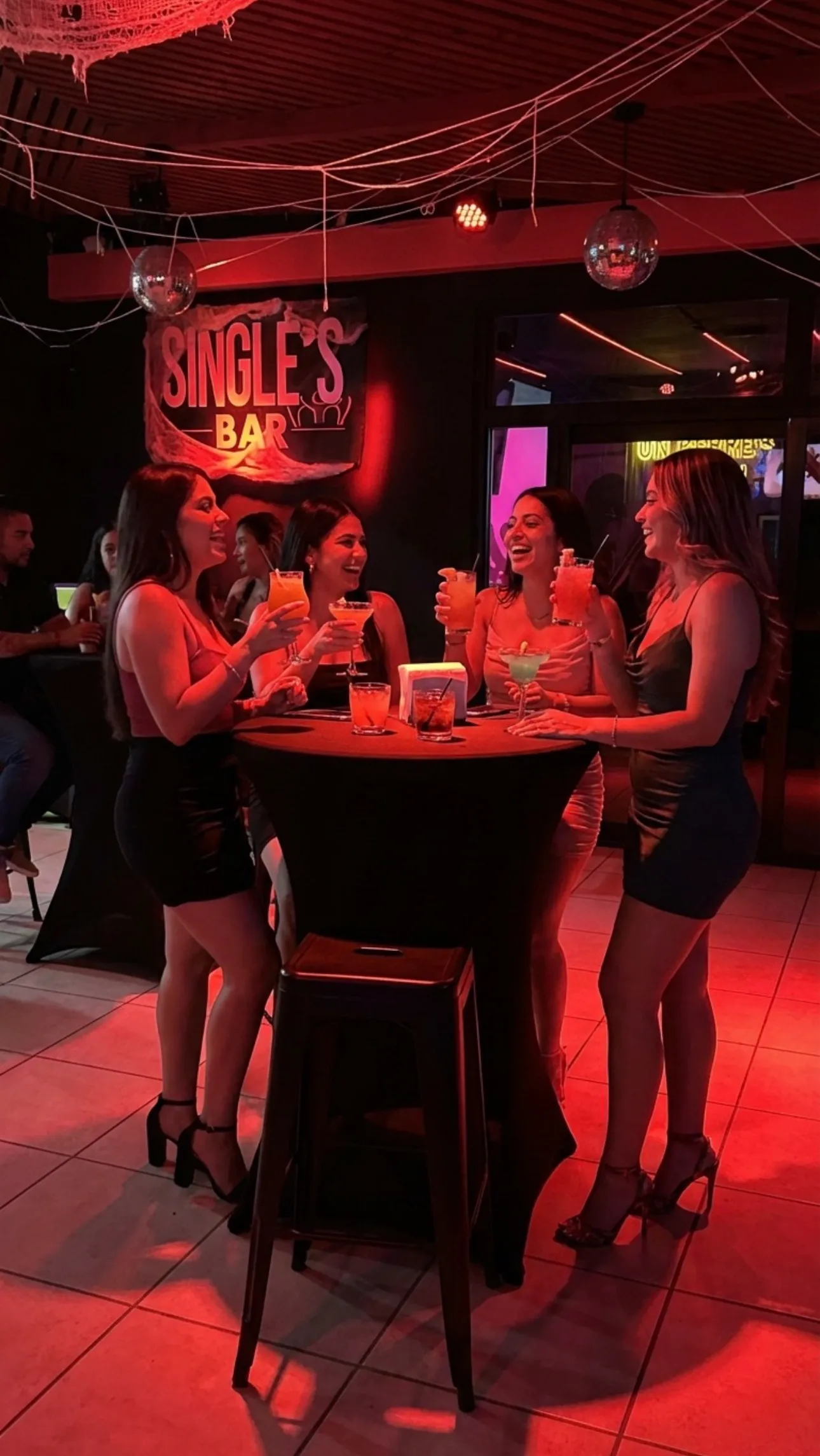 Grupo de amigas con cócteles