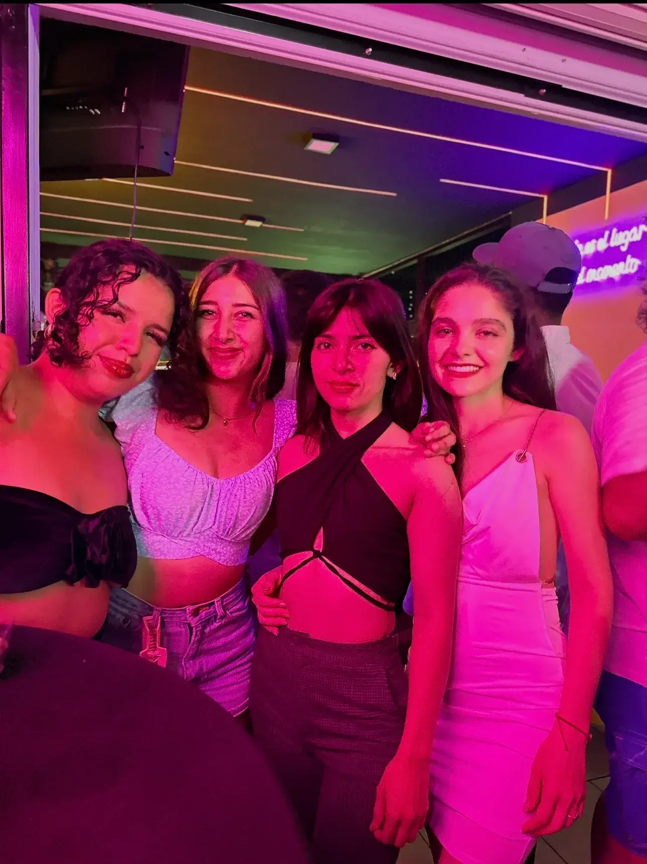 Grupo de cuatro amigas en noche de fiesta