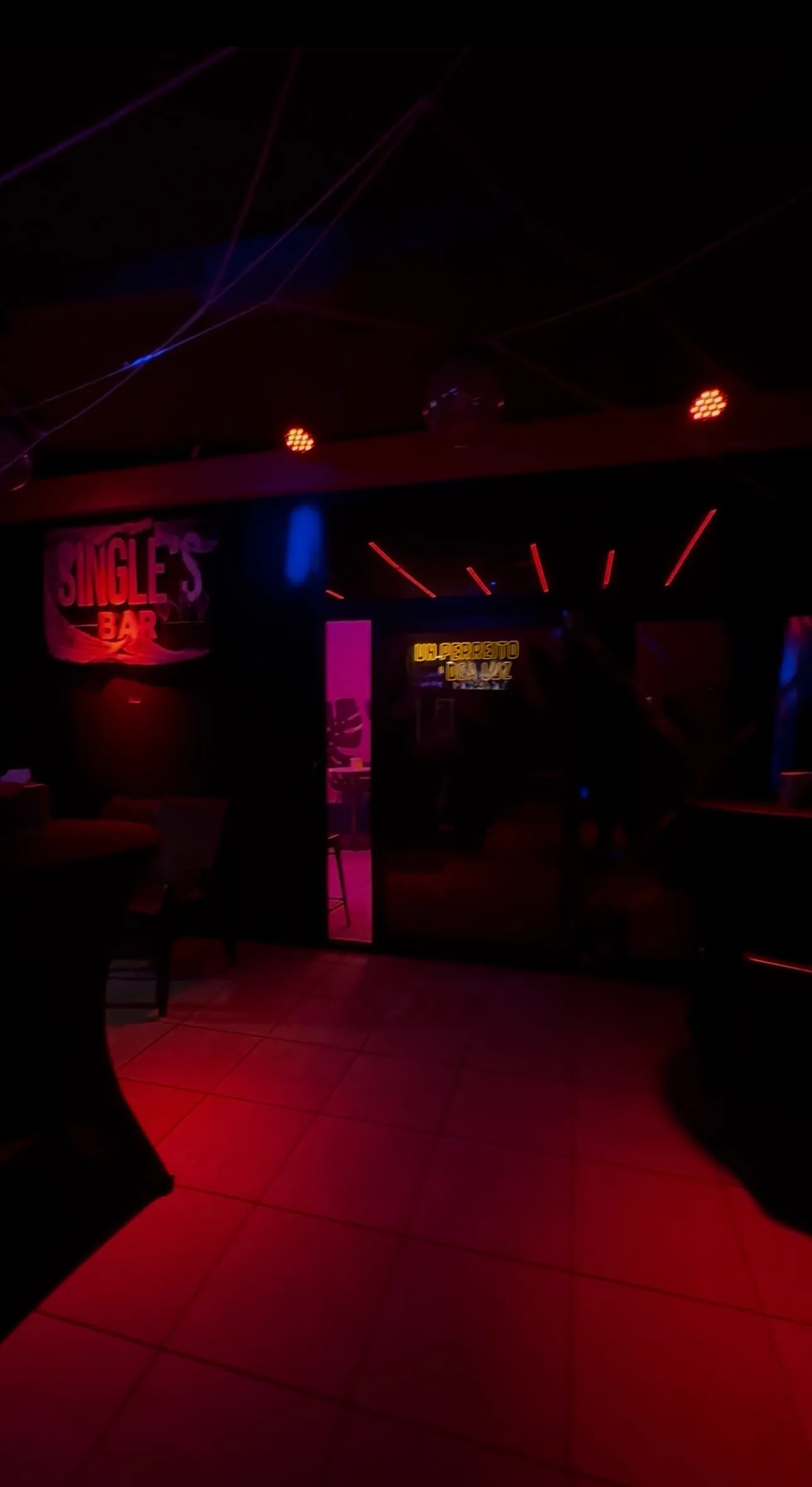 Interior de la pista con luces neon rojas