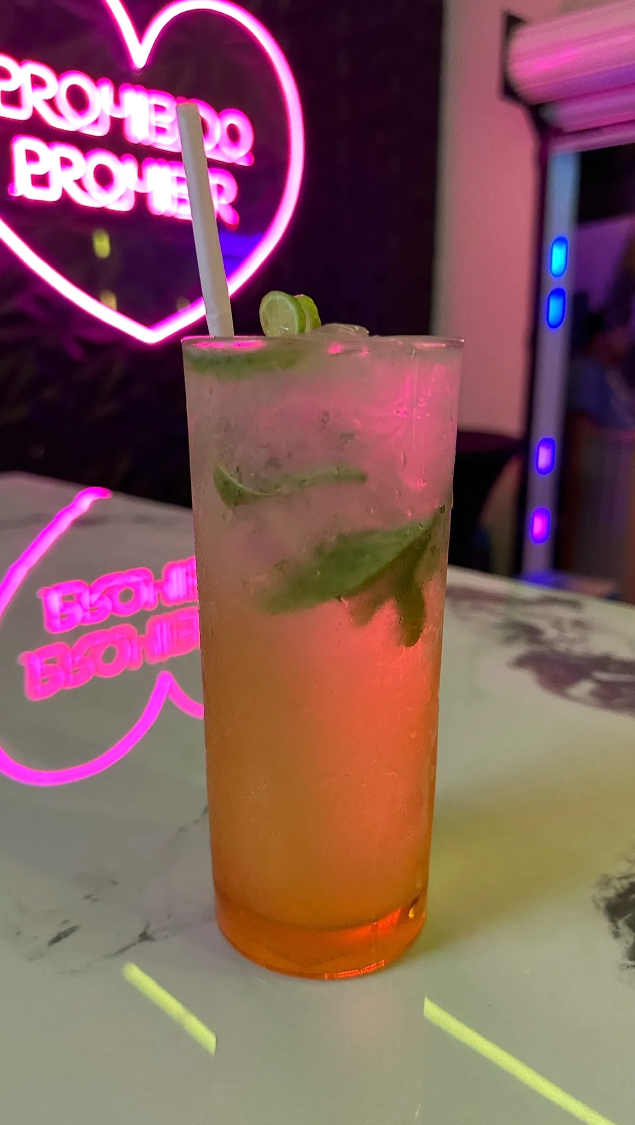 Mojito real con hierbabuena frente al neón de corazón