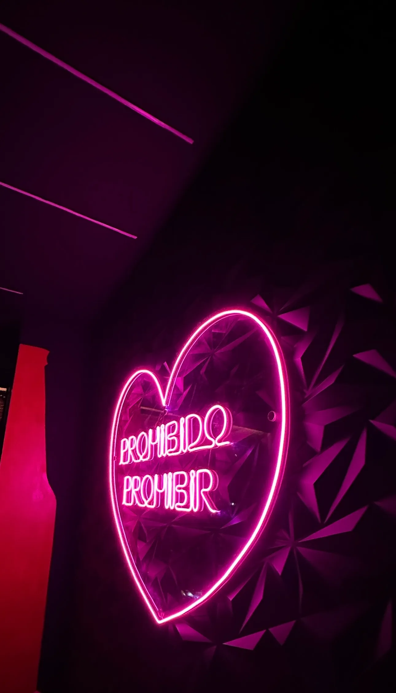 Neon corazón Prohibido Prohibir desde ángulo lateral