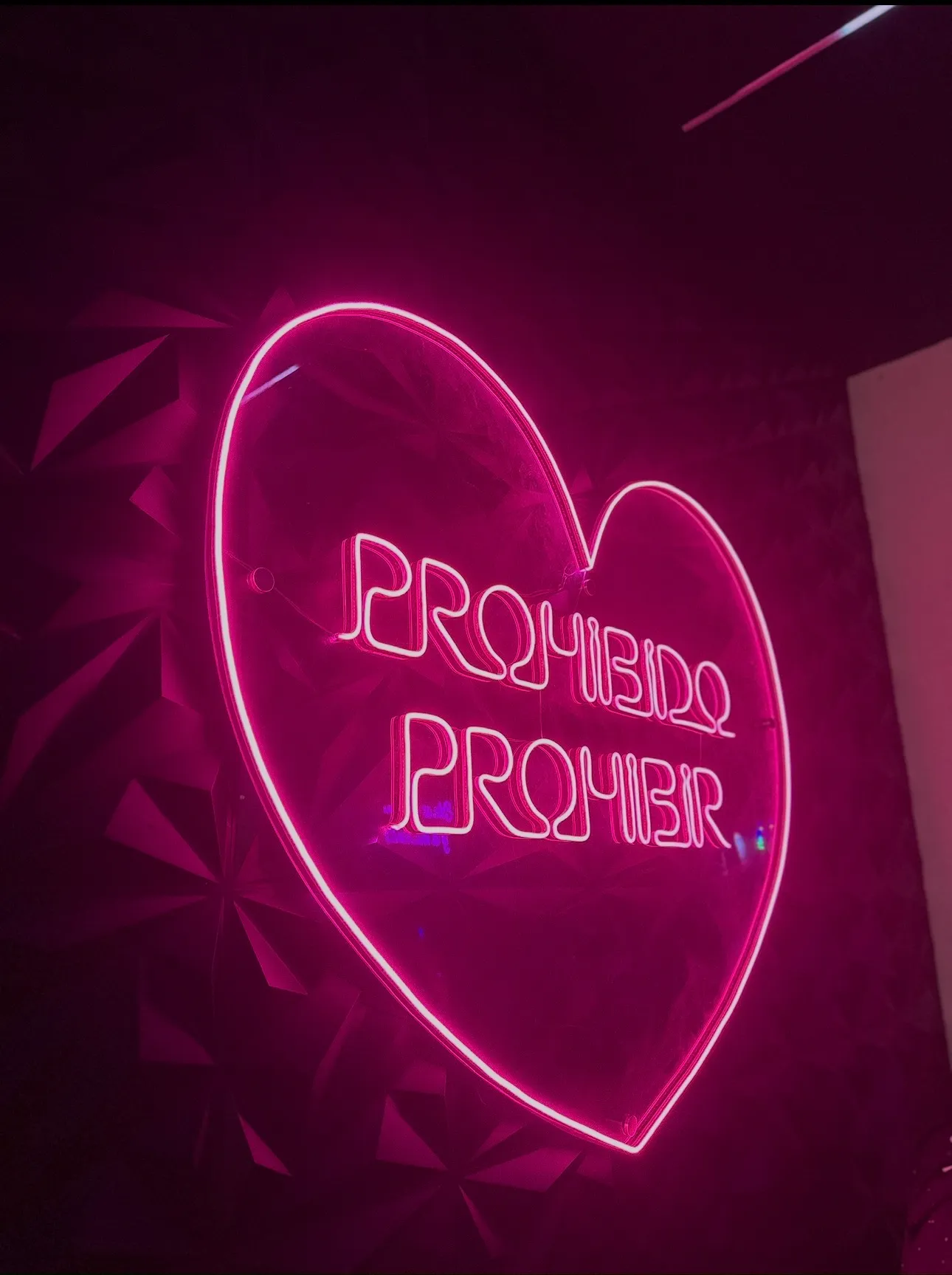 Closeup del neon corazón Prohibido Prohibir