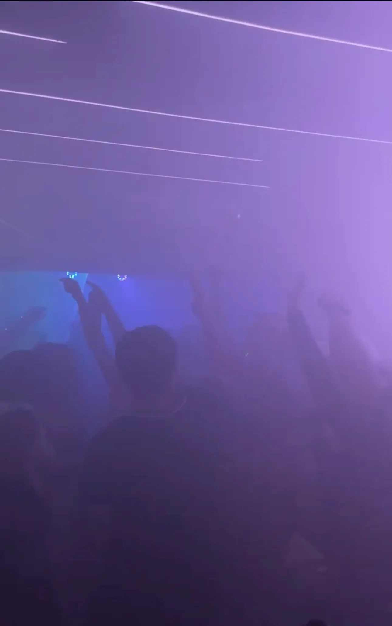 Pista de baile con humo y luces azules